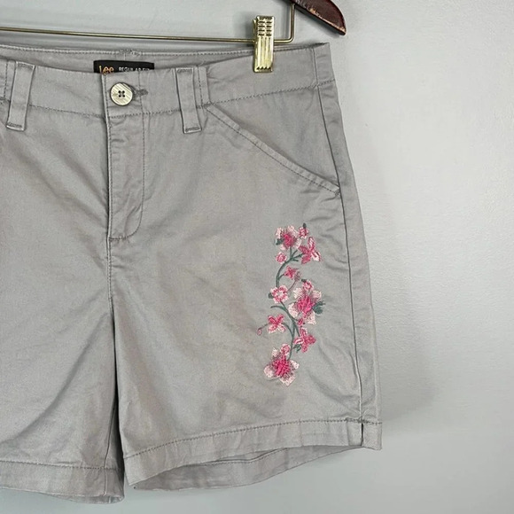 LEE Floral Embroidered Shorts Grey Pink Regular Fit Mid Rise Flat Front Size 6 - Picture 4 of 10
